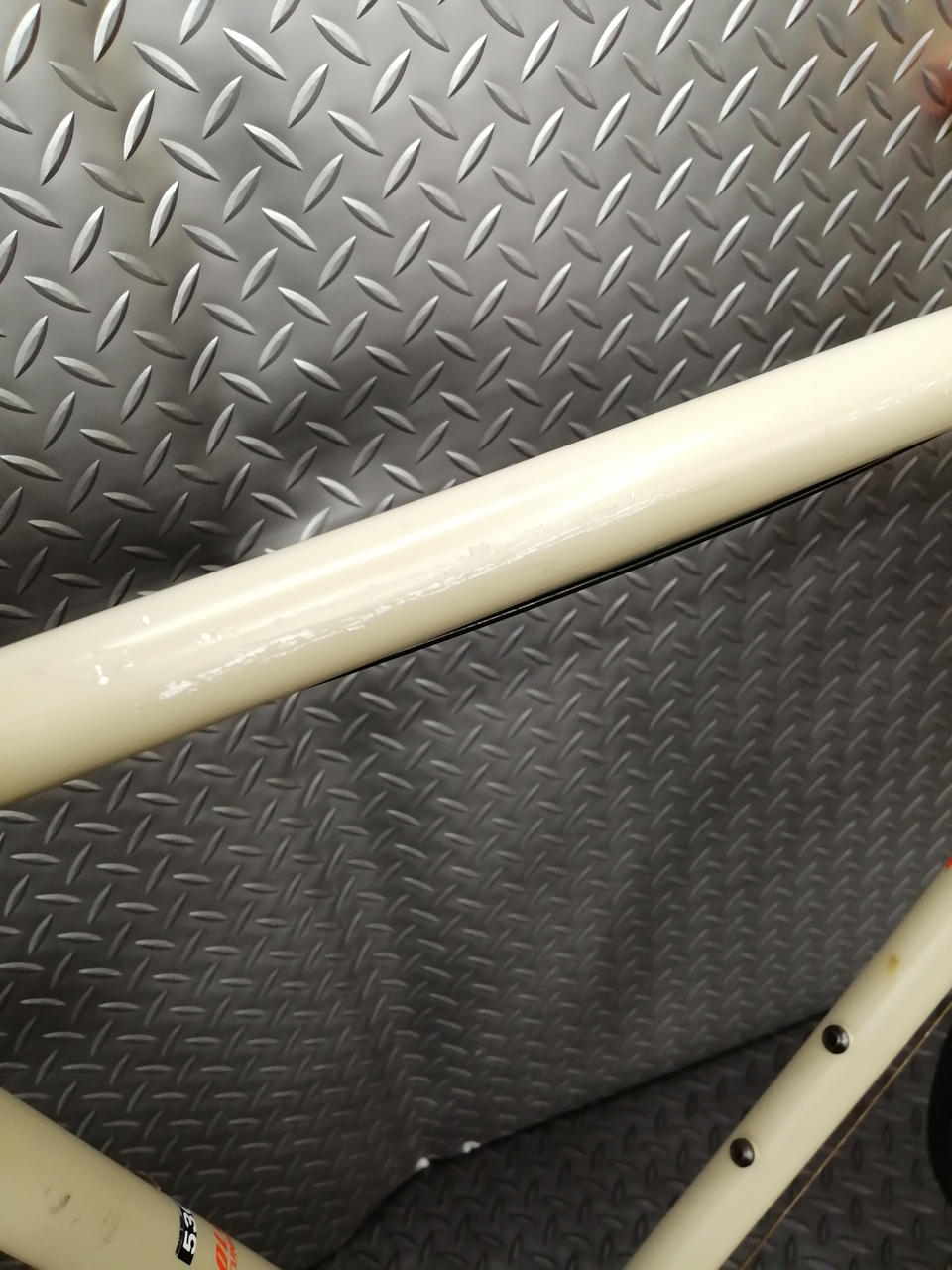 フレームに擦り傷あります