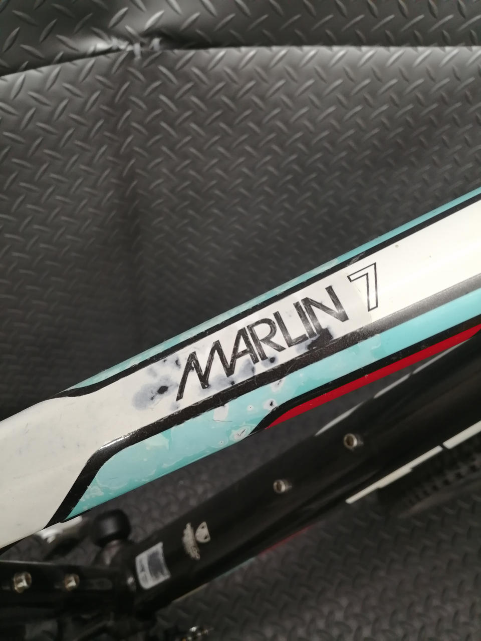 フレームの塗装状態悪いです