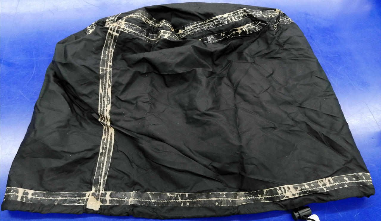 ※レインカバー裏側ダメージあり