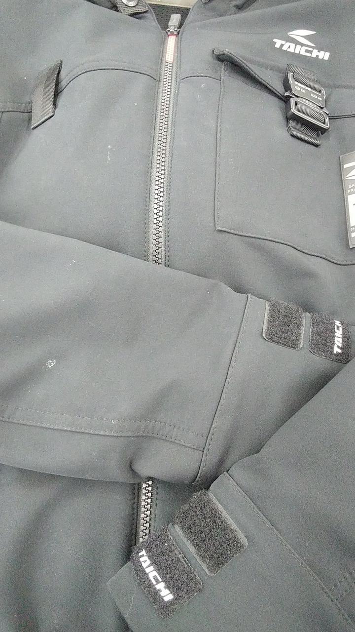 右腕、正面胸付近に少々汚れがあります