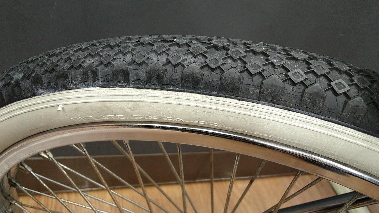 タイヤヒビ割れ、劣化しています