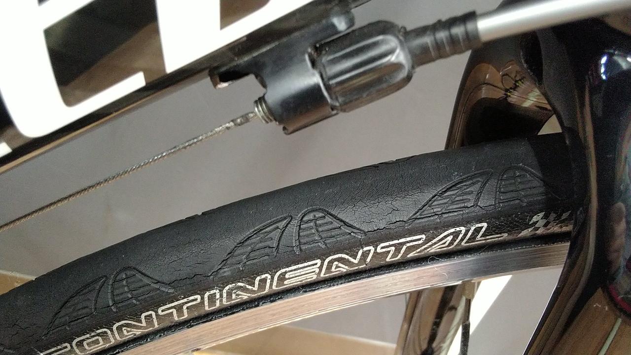 全体的にタイヤのヒビ割れあります