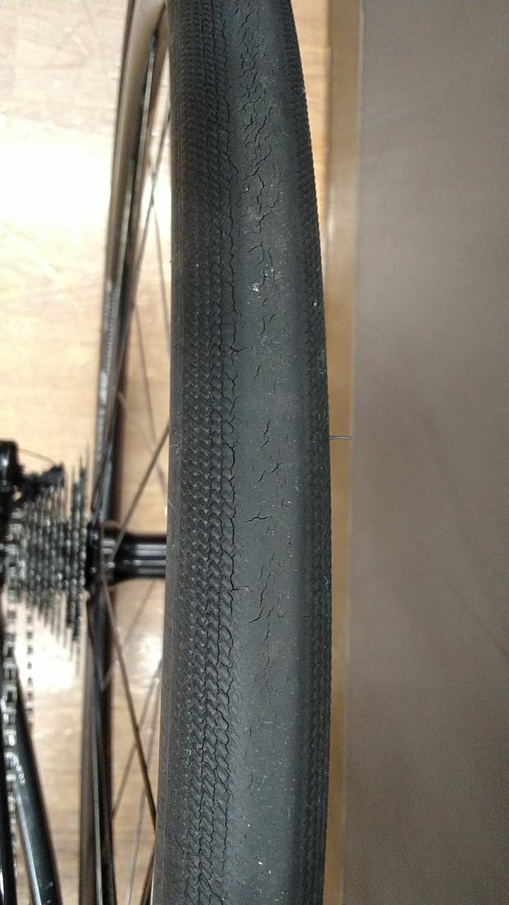 フロント、リアのタイヤにヒビ割れあります