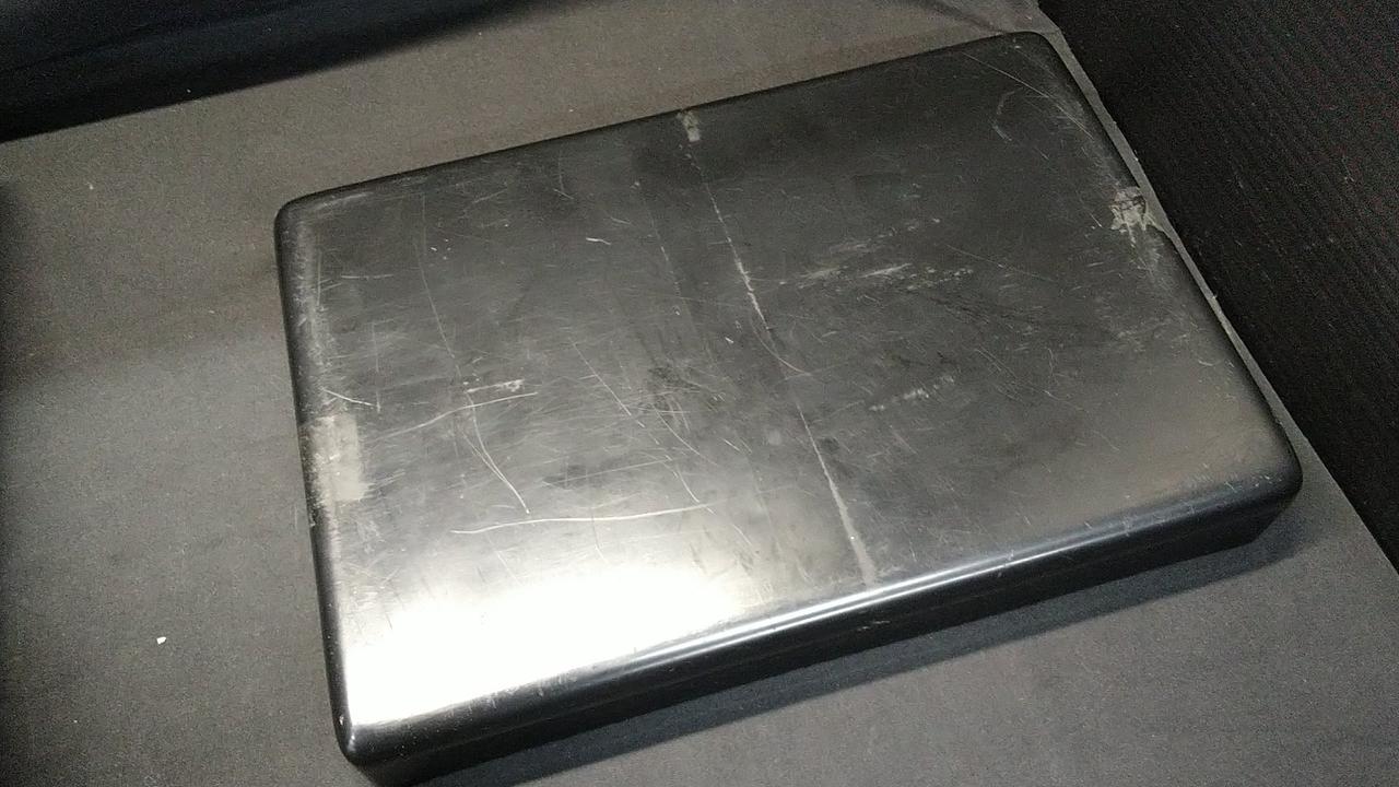 粘着跡があります