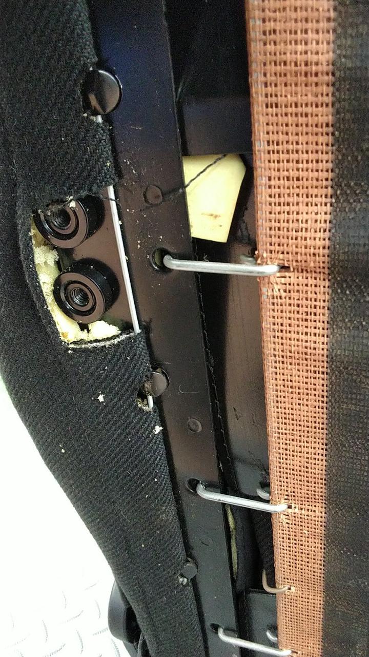 中のスポンジが劣化しています