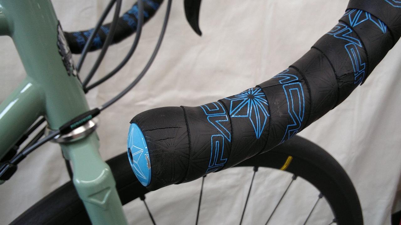 バーテープヒビ割れ、小キズあります