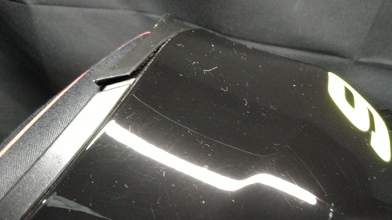 接着している部分が少し浮いています