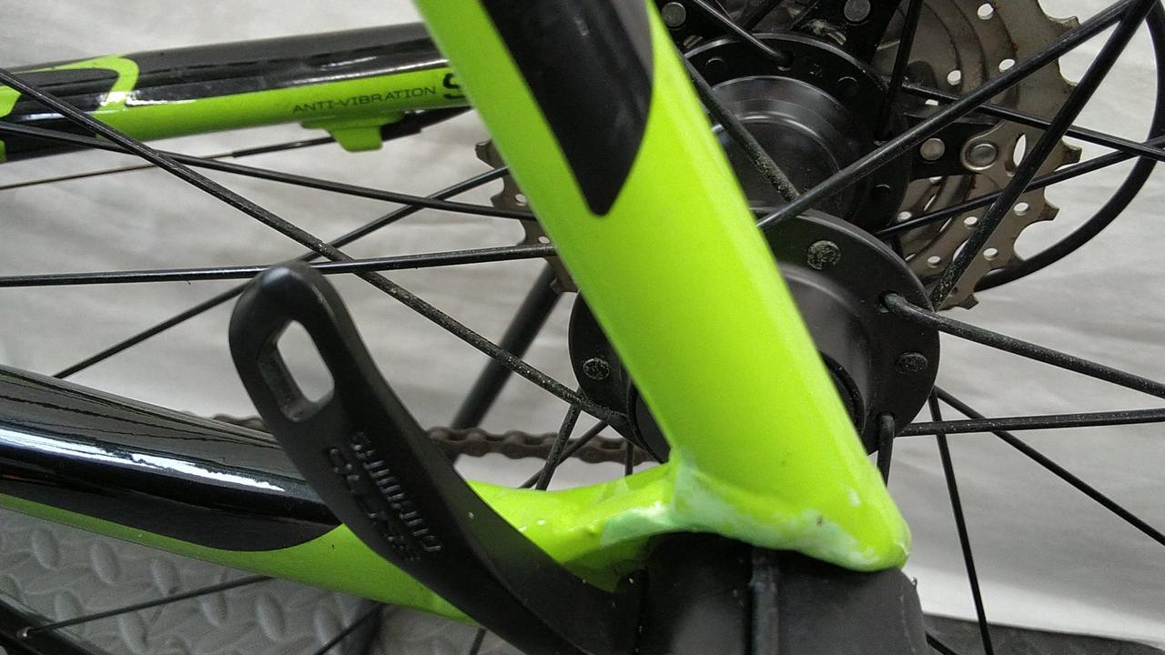 キズがあり、塗装されたような跡があります