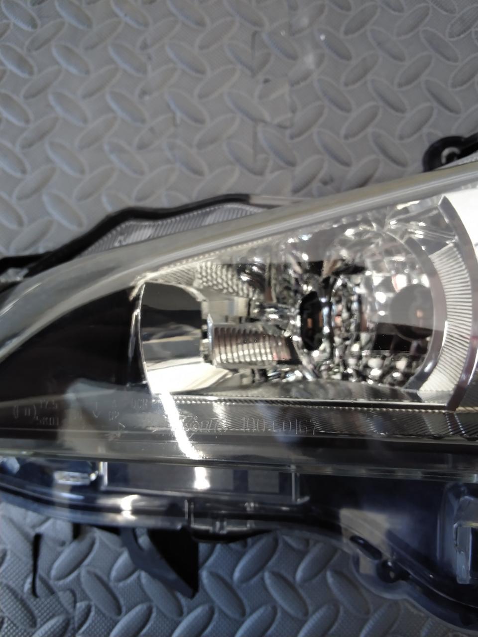 運転席側のヘッドライトです
