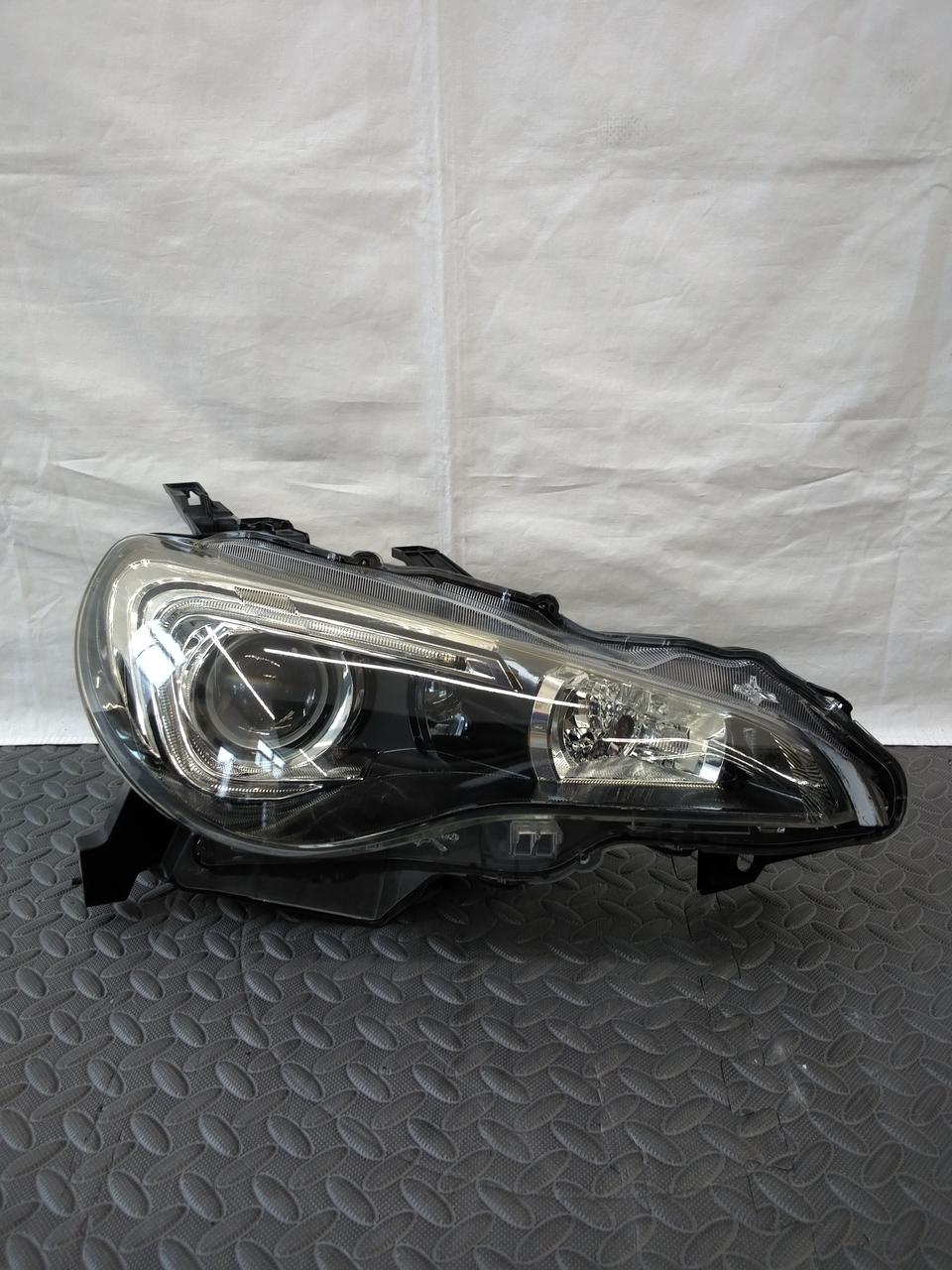 助手席側のヘッドライトです