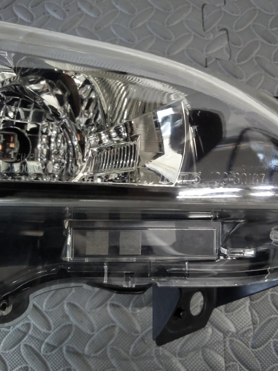 助手席側のヘッドライトです