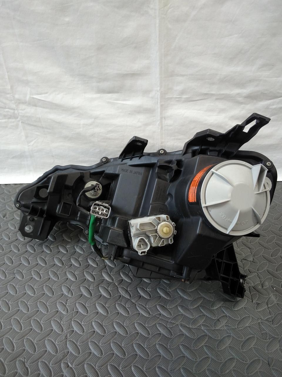 運転席側のヘッドライトです