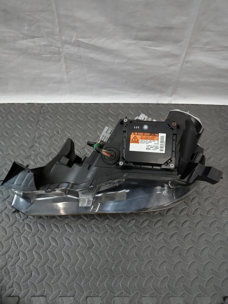 助手席側のヘッドライトです