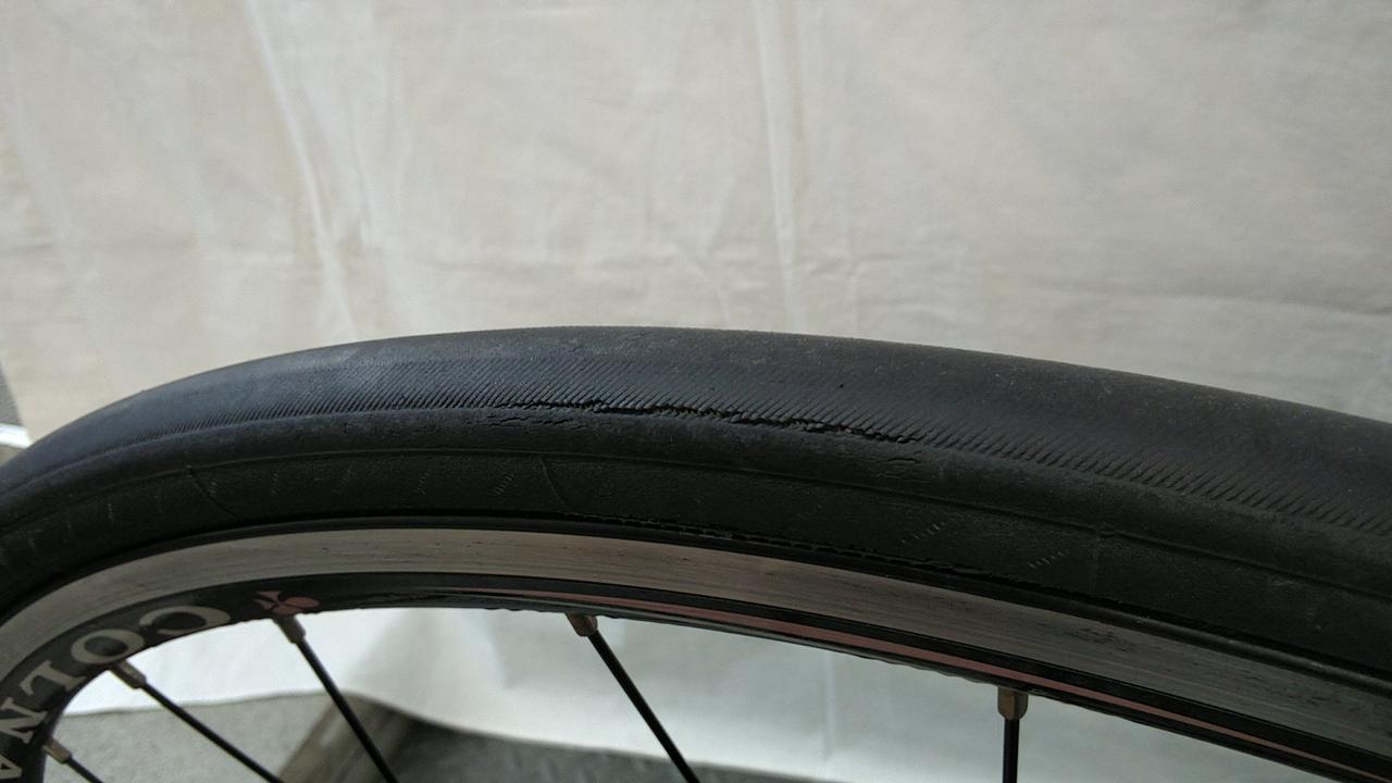 タイヤ前後ひび割れあります