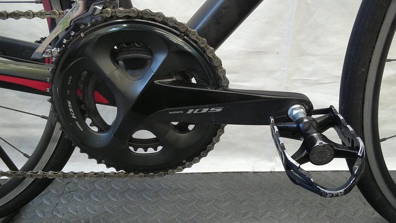 ペダルにキズ・塗装剥げがあります