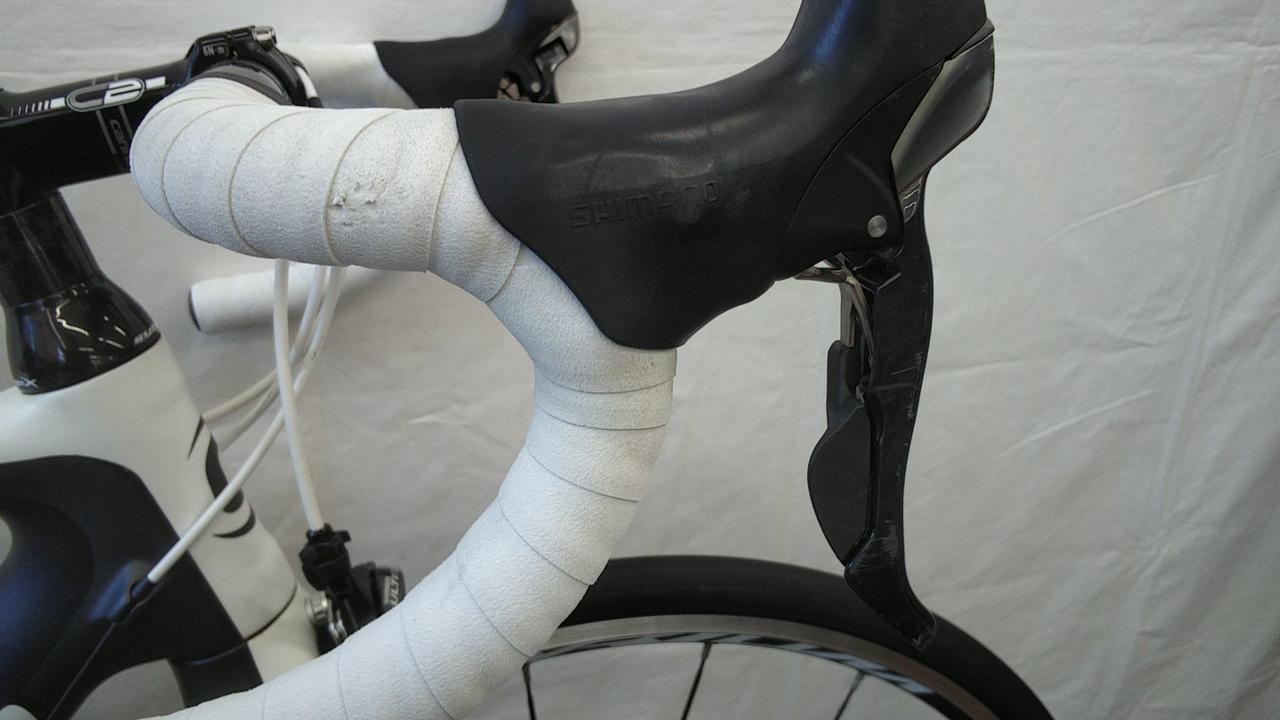 シフターのキズ、バーテープにえぐれあり