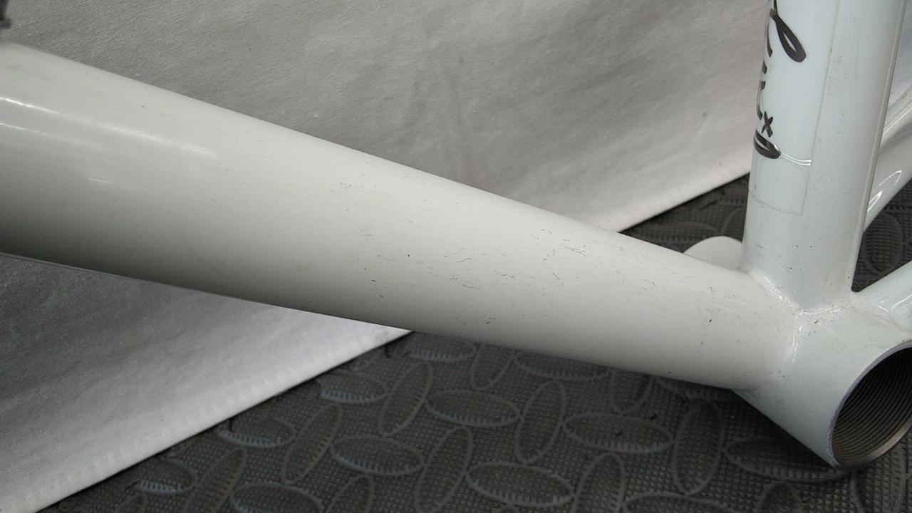 粘着跡があります