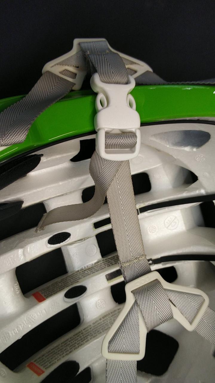 ヒモ部分　少し茶色く変色してます