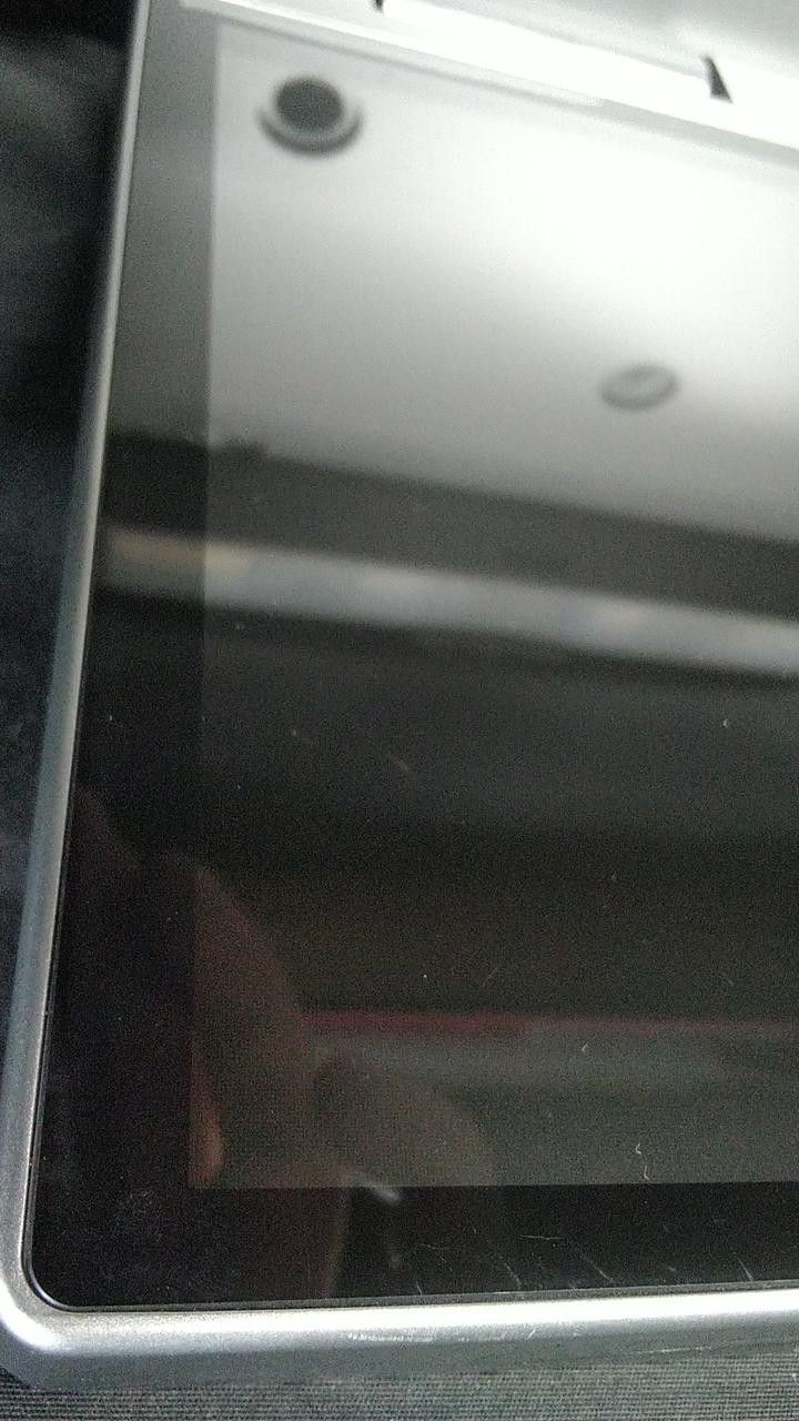 画面にキズがあります
