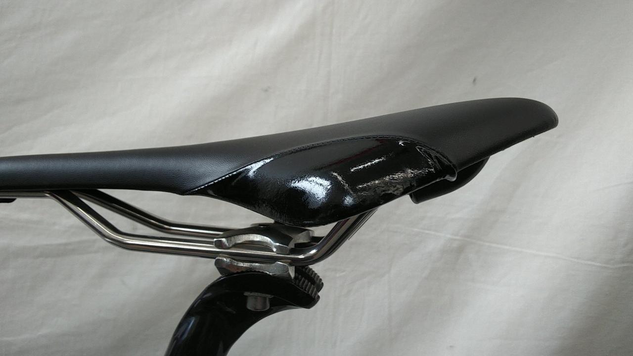 サドル破れがあります