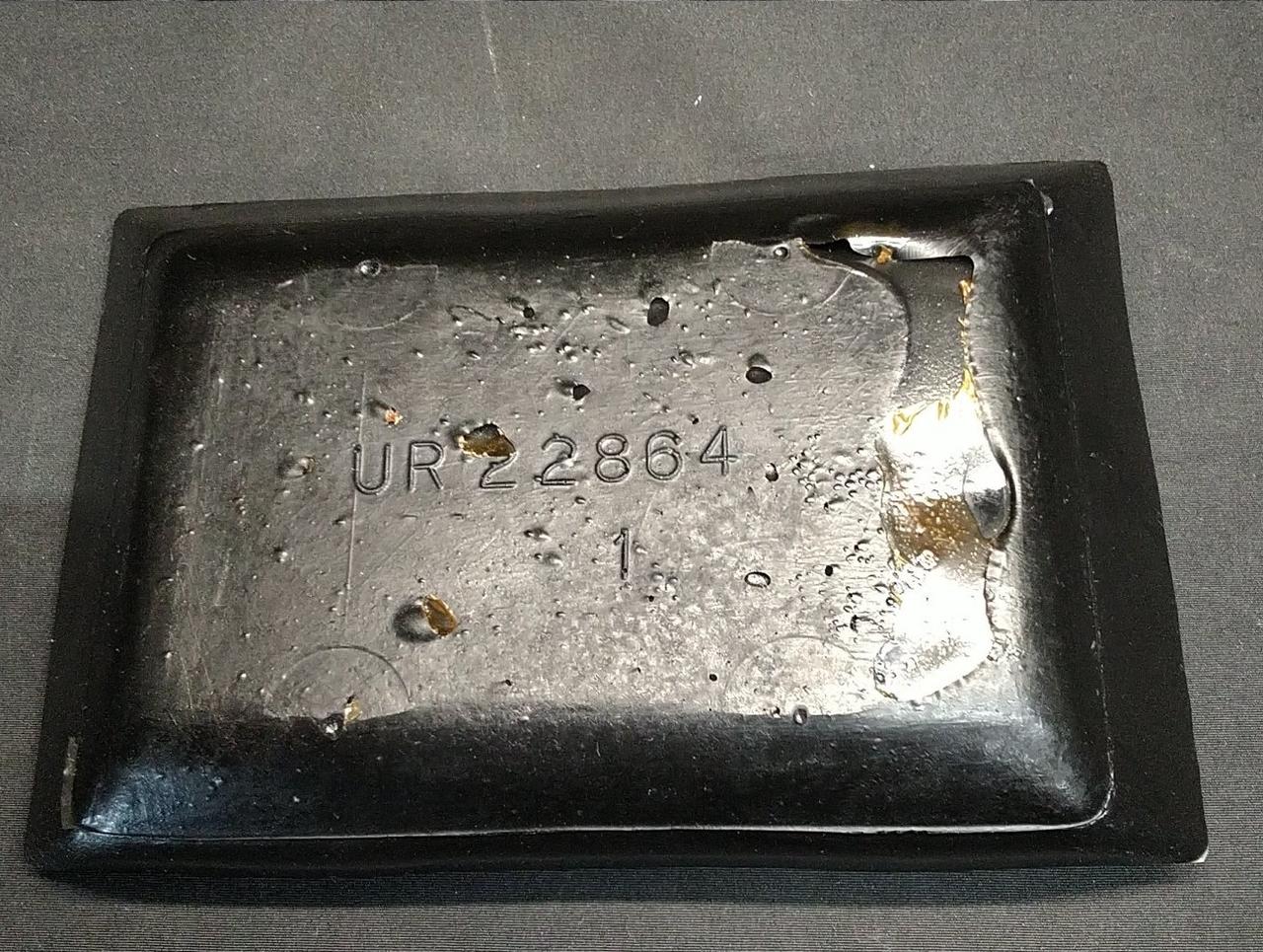 粘着が無くなり、ケースから外れています