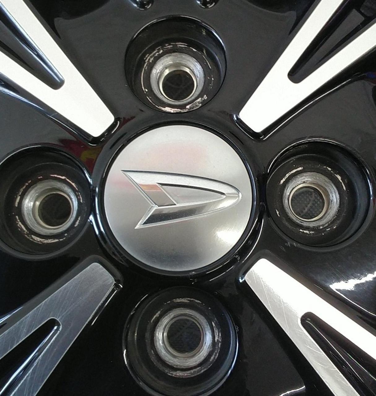 4本ともにナットのキズがあります