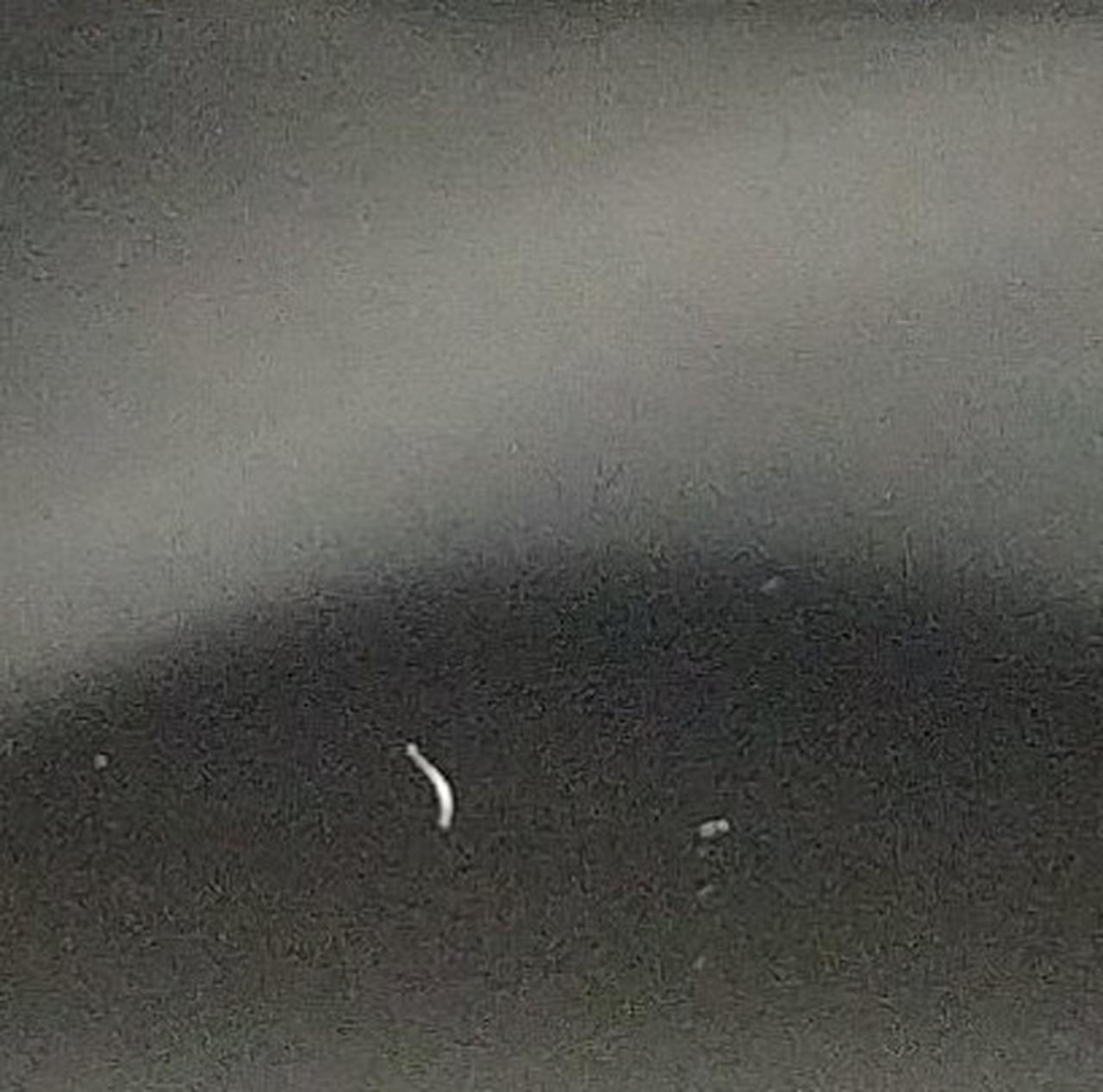 画面に薄くキズがあります