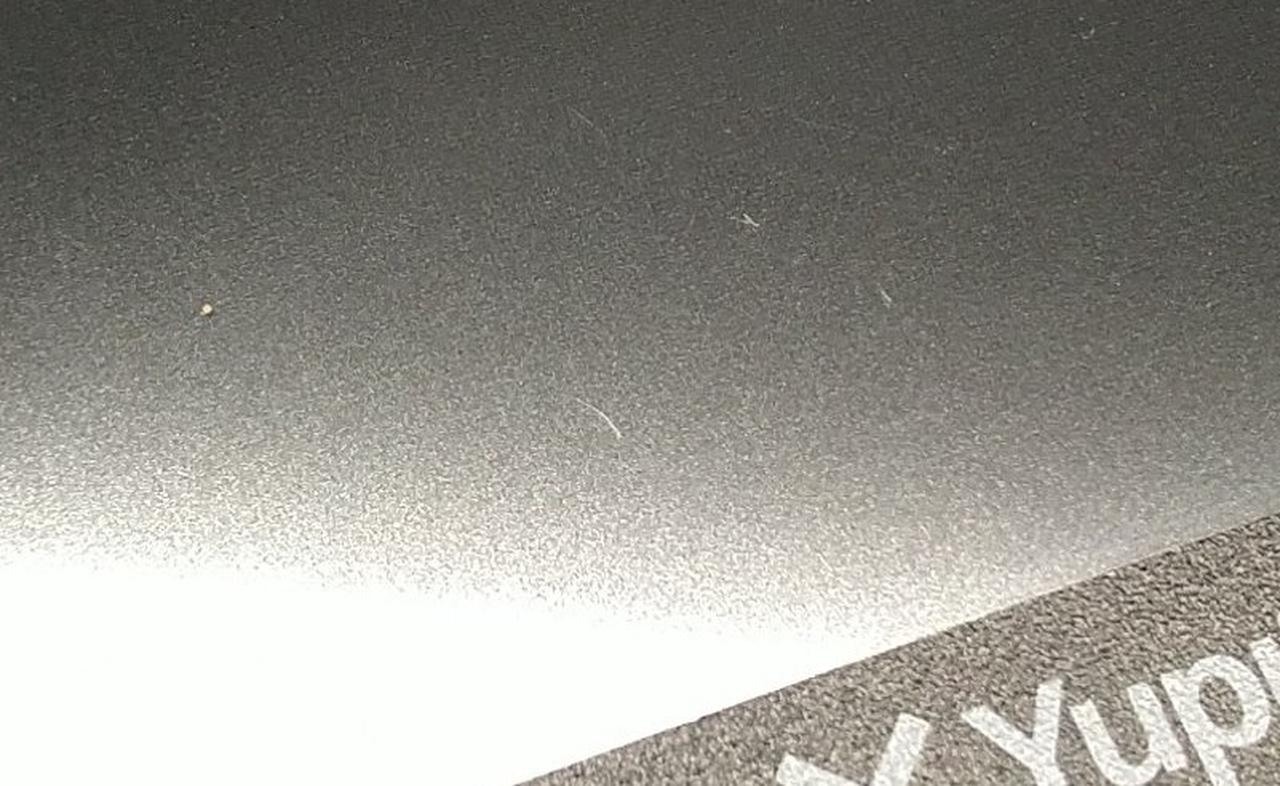 画面に薄くキズがあります