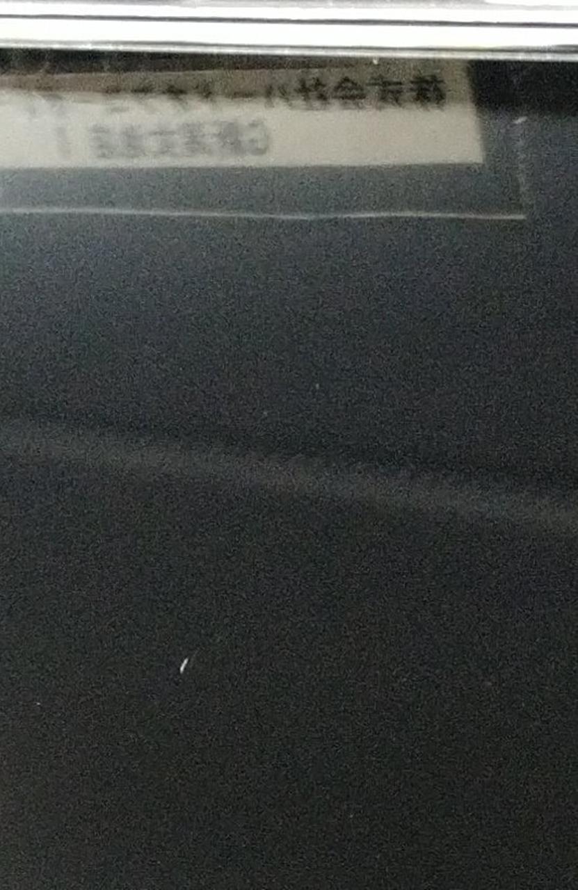 画面に薄くキズがあります