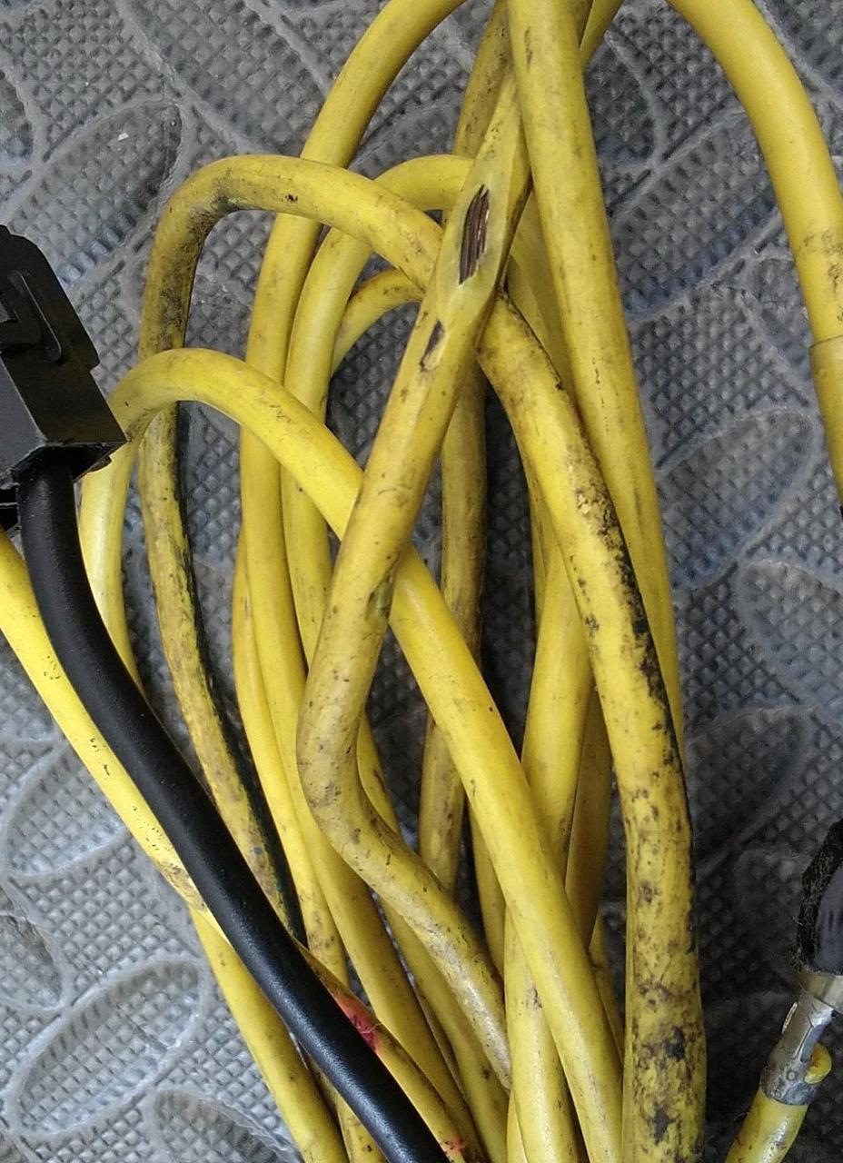 配線見えている箇所があります