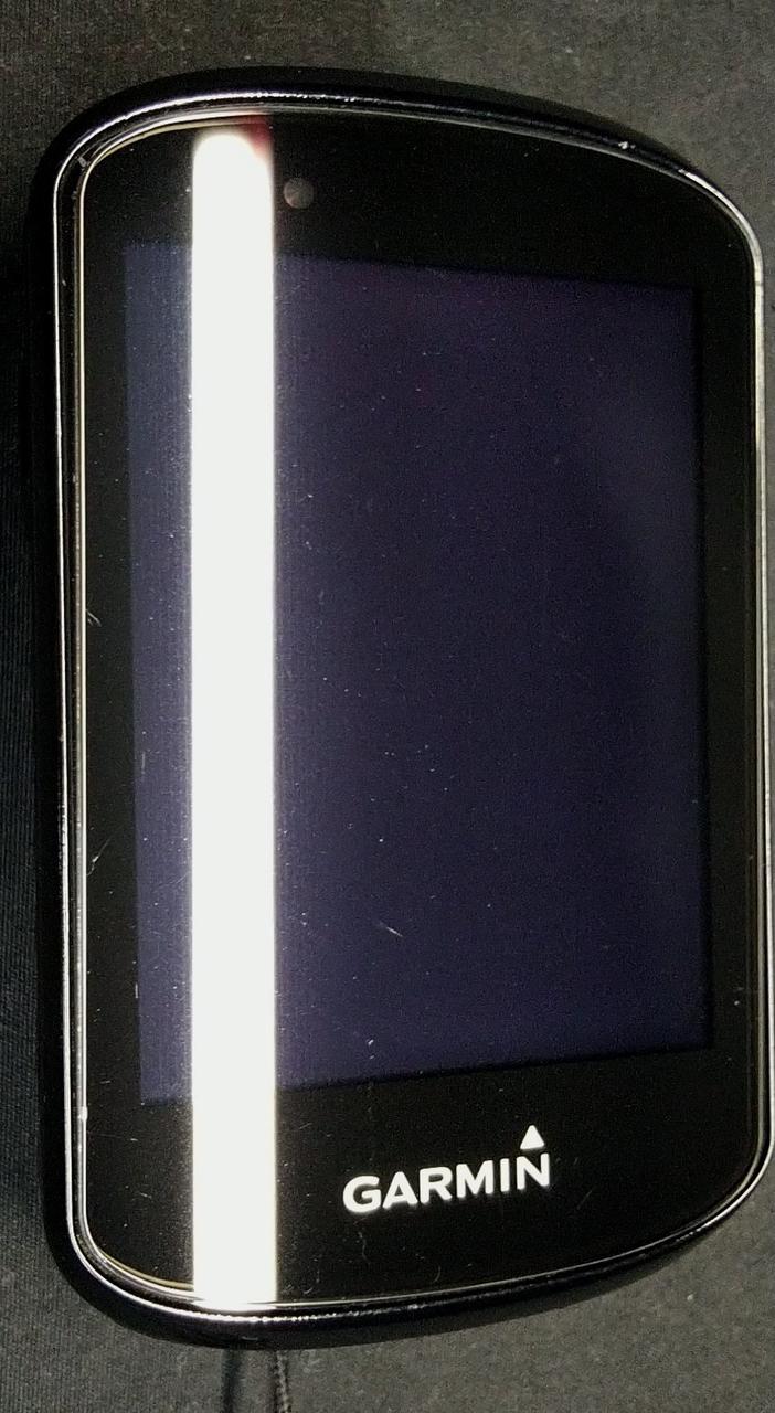 画面に薄くスリキズがあります