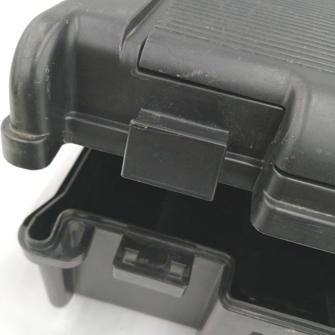 ケースの留め具ありません。