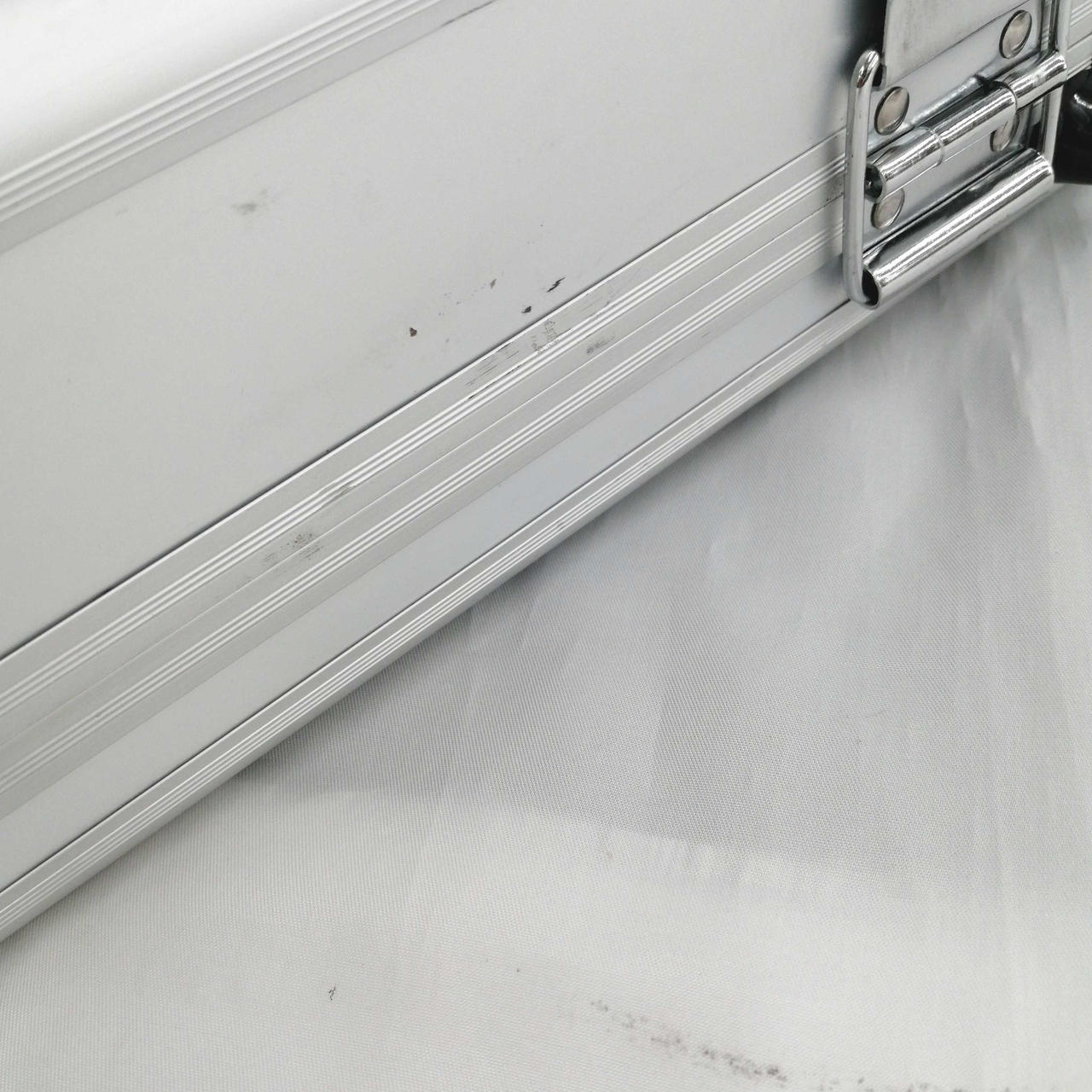 キズ、汚れ等あります。