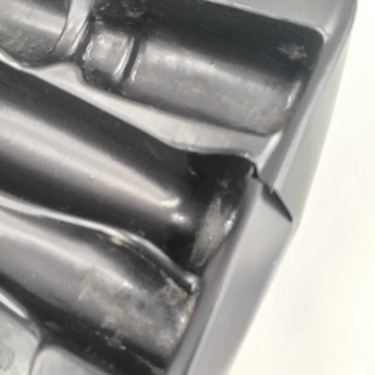 キズ、破れ(割れ)等あります。