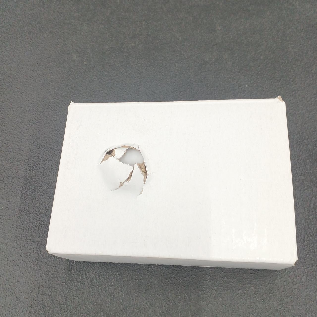 ソケットの箱に破れあります。