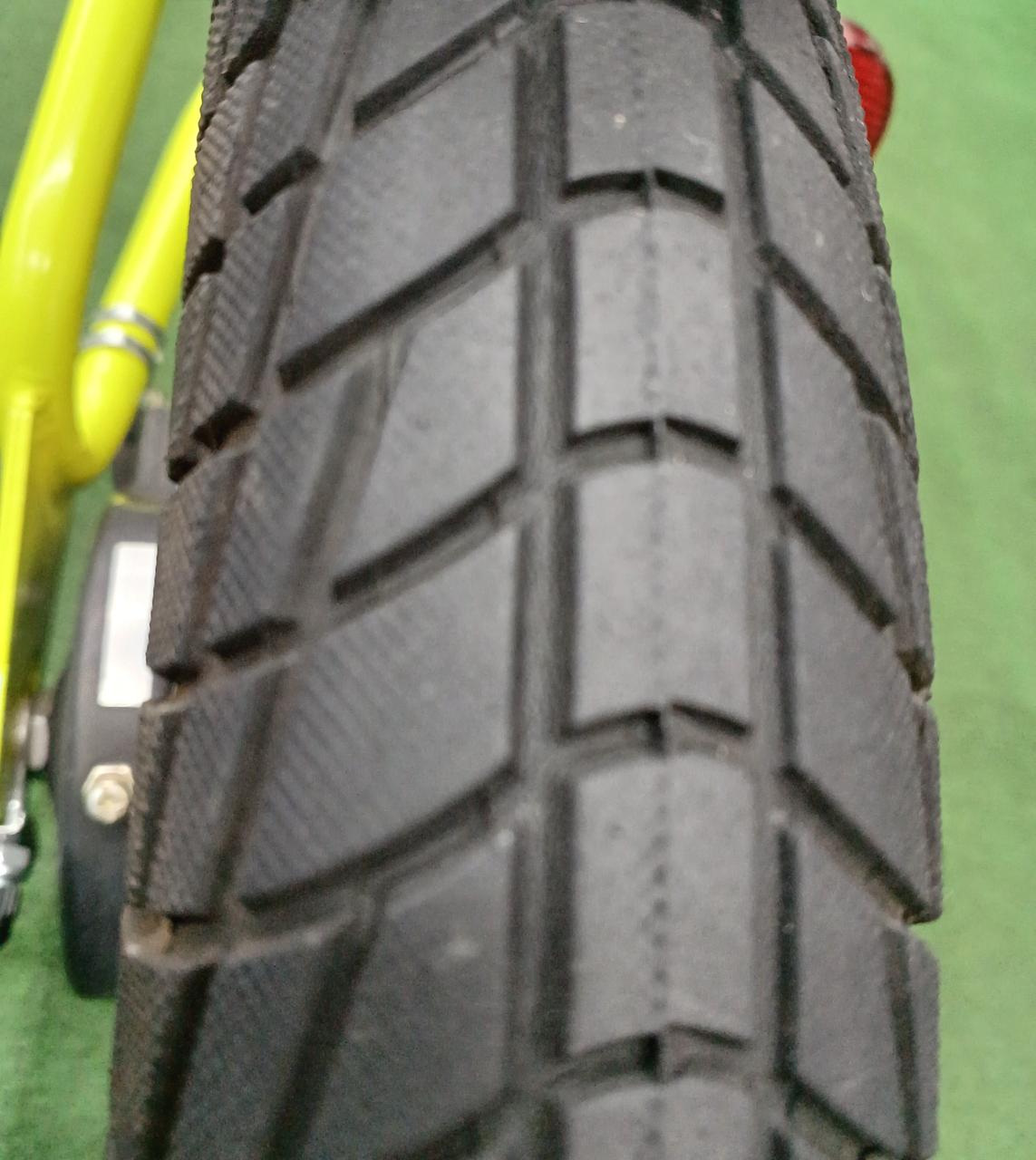 タイヤ溝にひび割れあります。