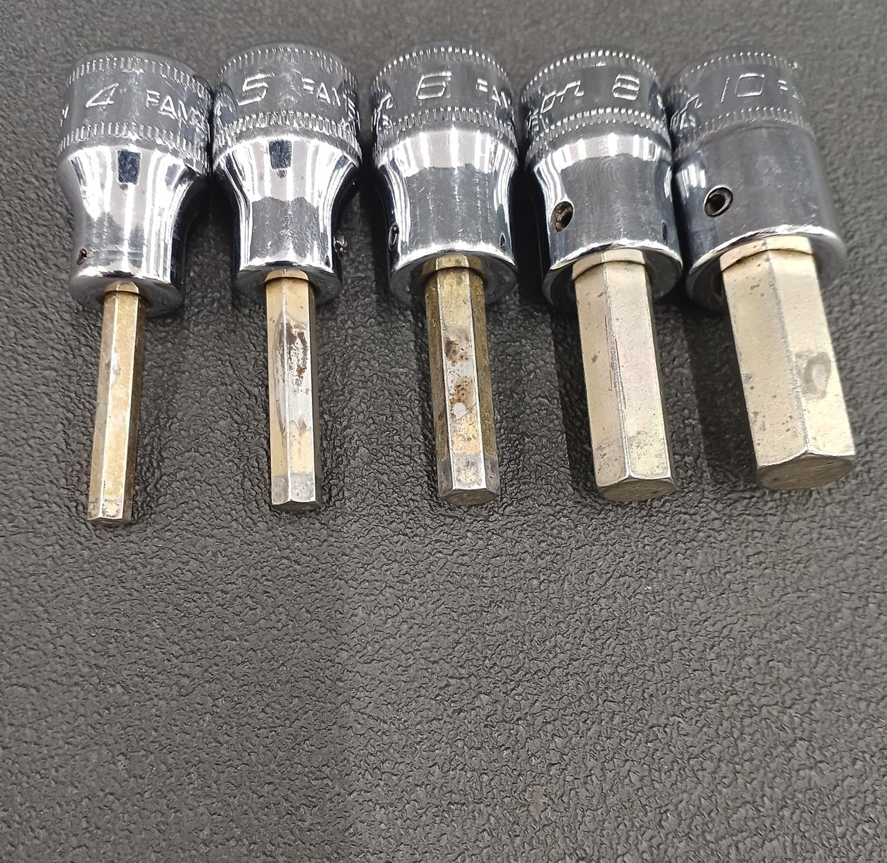 キズ、汚れ等あります。