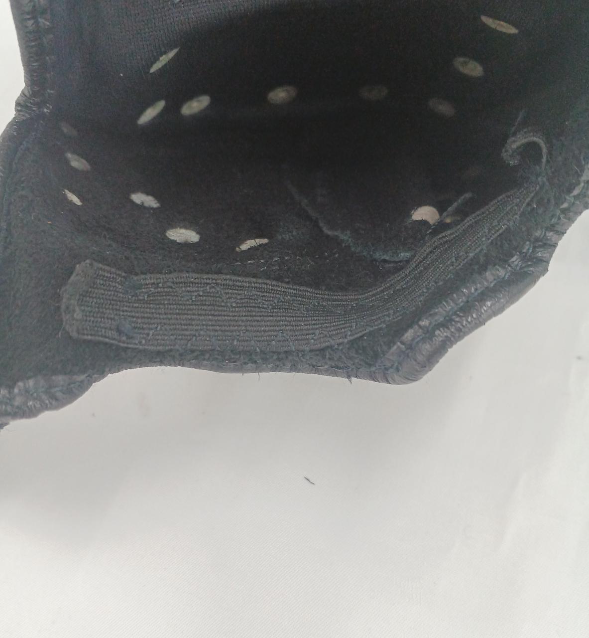 手首のゴム伸びてます。