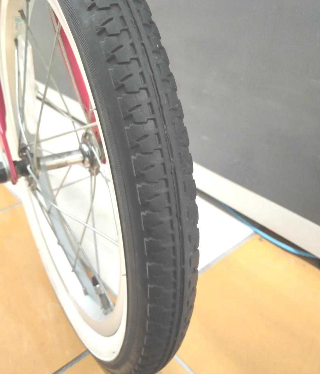タイヤにヒビ割れあります。