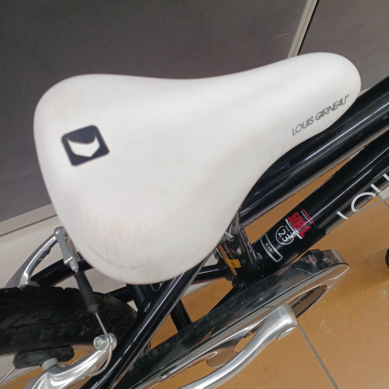 キズ、汚れ等あります。