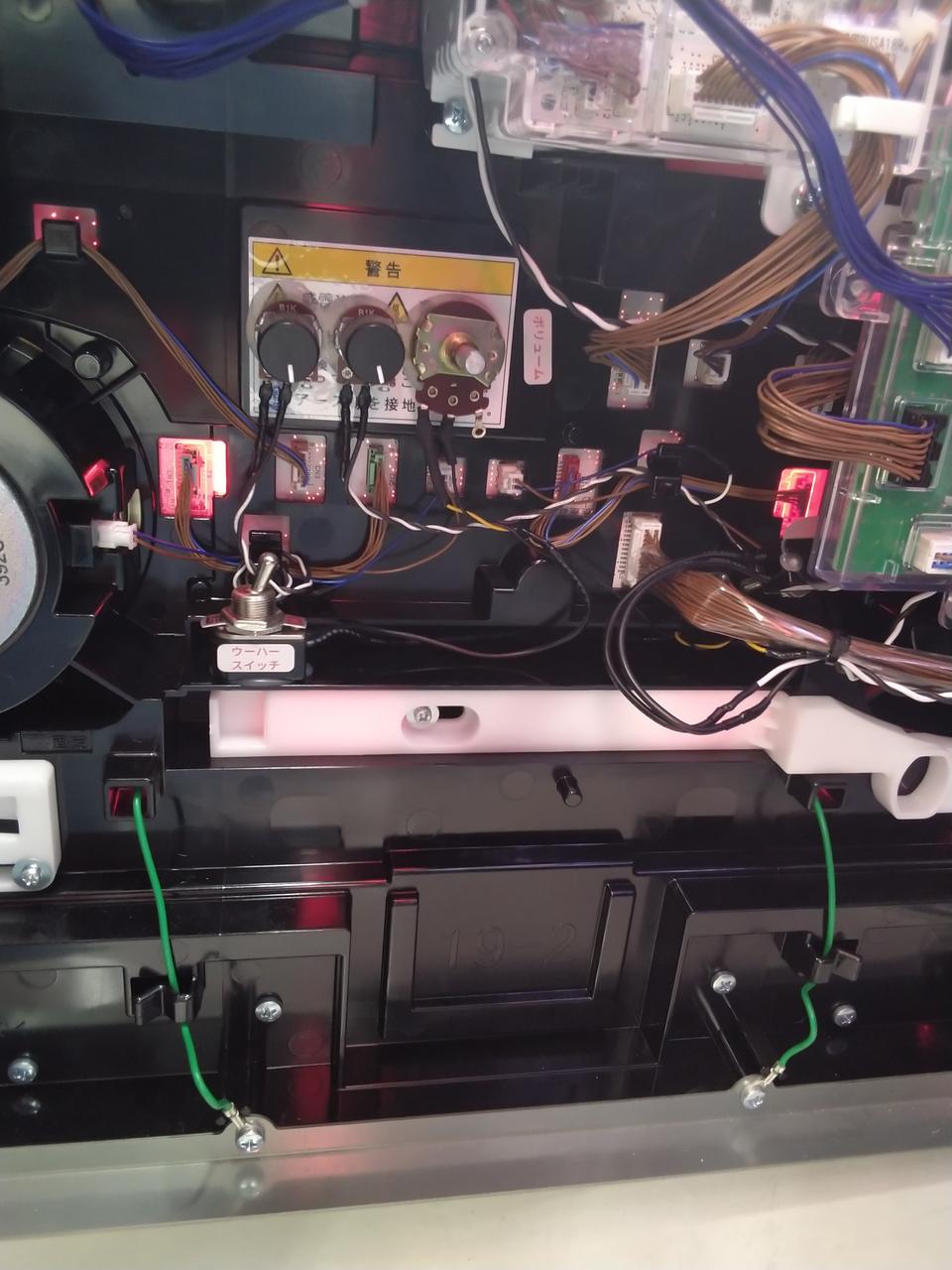 ボリューム、ウーファー切替スイッチ