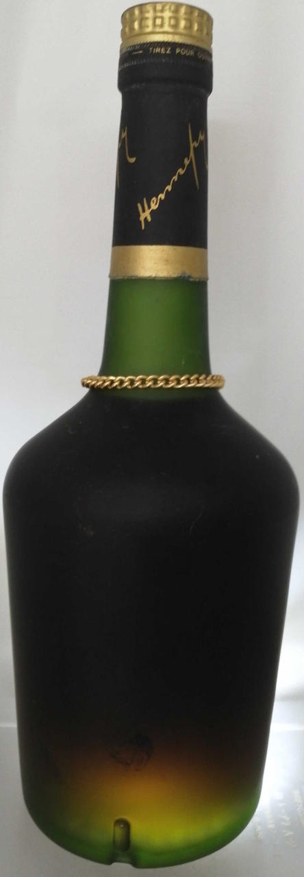 ボトル背面。ラベルなし。