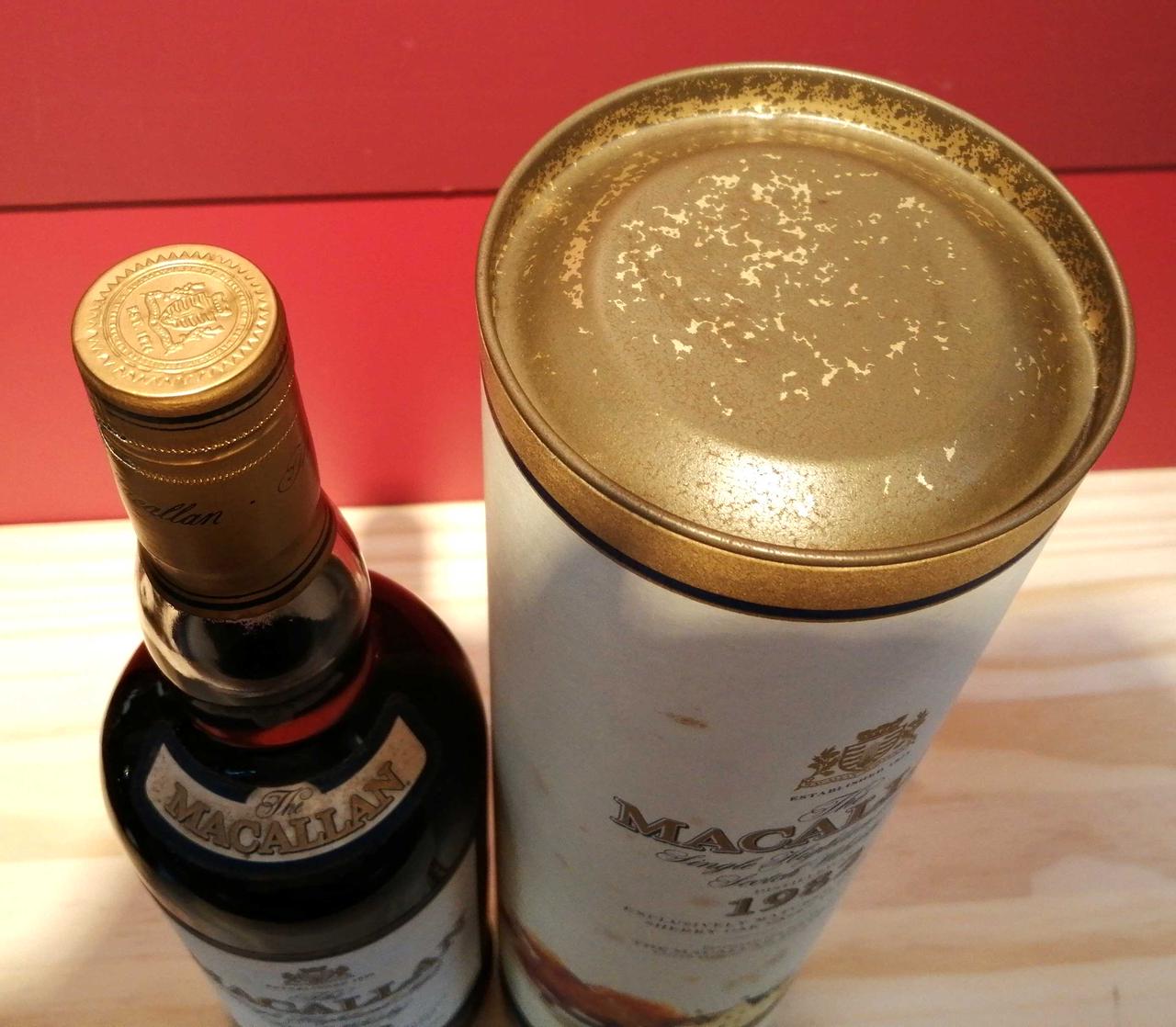 キャップシール。箱上部はがれあり。