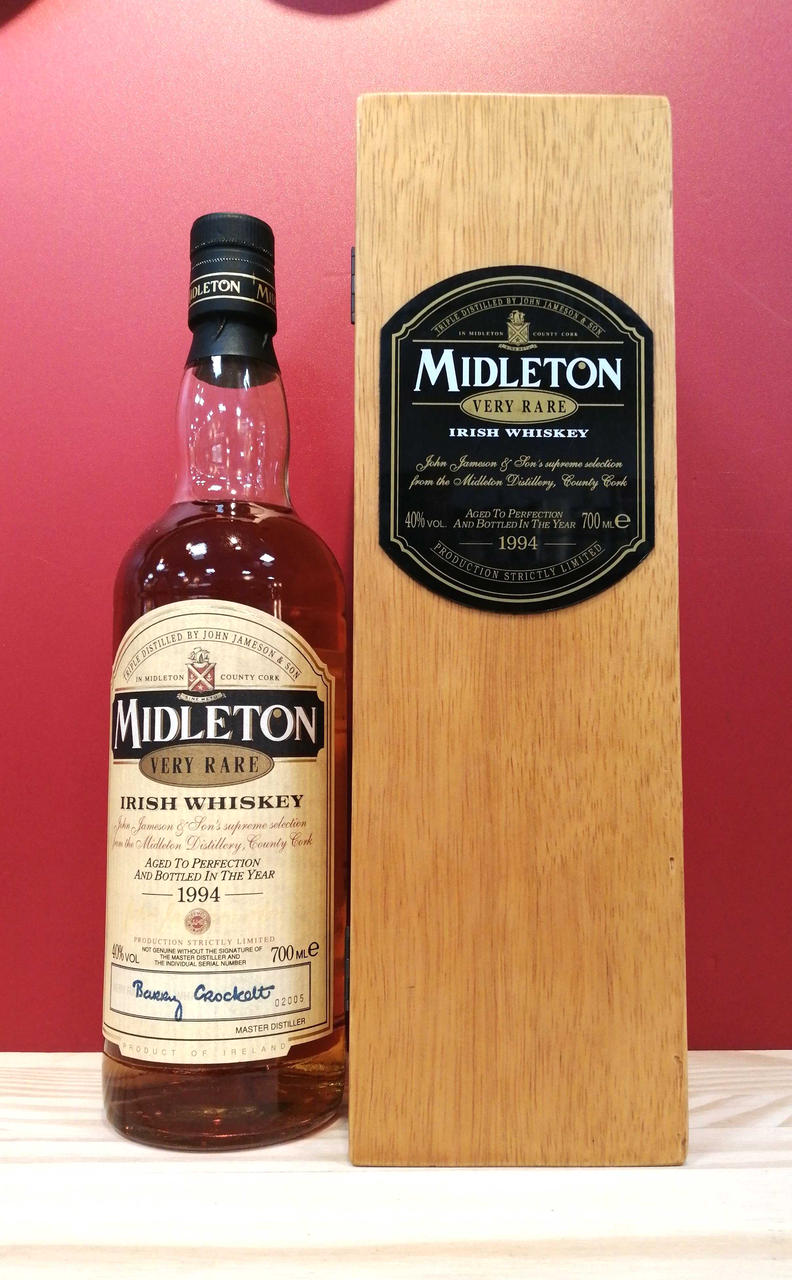 ボトル正面。木箱付き。