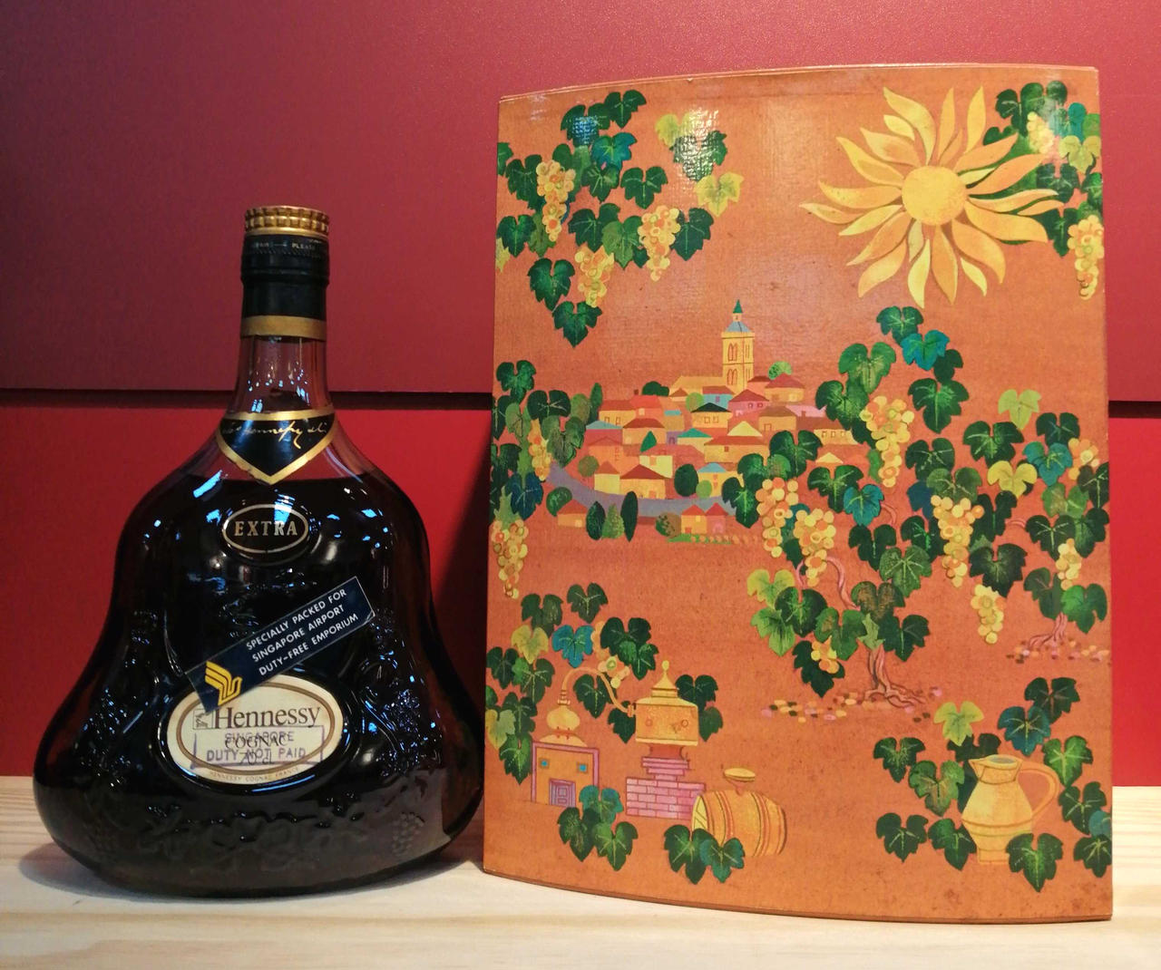 ボトル正面。箱付き。