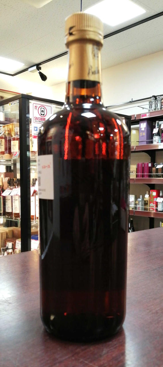 ボトル背面。ラベルなし。