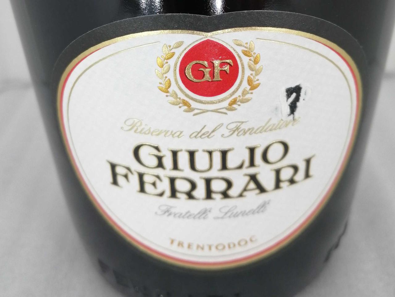 正面ラベル、右に傷み有り