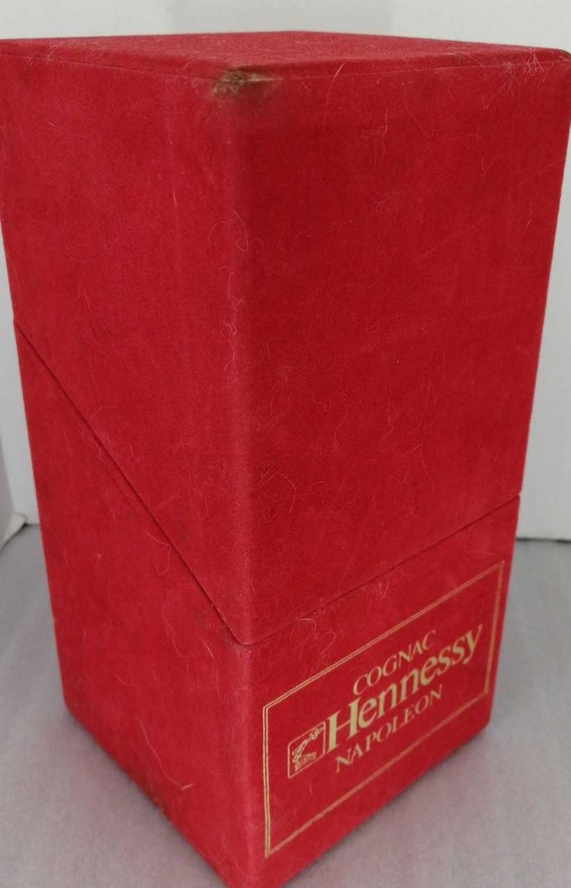 箱の角に傷みあります。