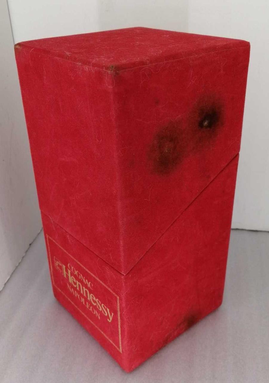 箱の横部分に汚れ有ります。