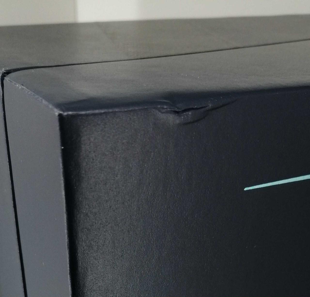 箱、背面側、上面左に凹みあり